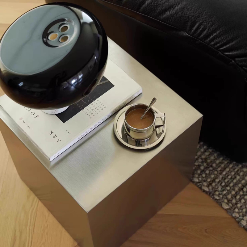 Desk Setup Minimalist - イタリア製ステンレススチールサイドテーブルスクエアモダンソファエンドテーブルデザイナーコーナーテーブルリビングルーム用ミニマリストコーヒーテーブル
